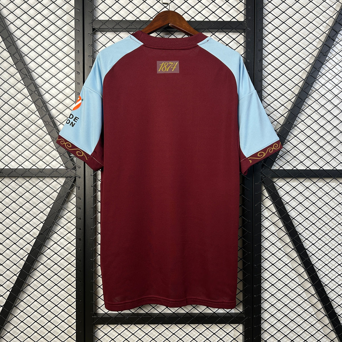 LOCAL 2025/26 · aston villa · Vista trasera