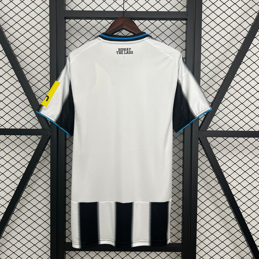 LOCAL 2025/26 · newcastle united · Vista trasera